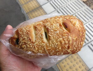 ピリ辛黒カレーパン：ミヤコベーカリー