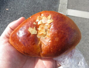 とろけるクリームパン：アミール