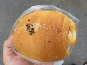 ハムチーズ塩パン：セイジツベーカリー
