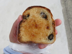 シュガーバターの黒豆パン：アンプルミエ