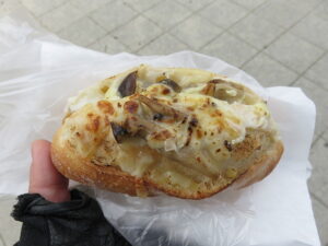 きのことチキンの柚子胡椒仕立て：クローバーベーカリー