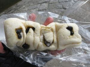 ほうじ茶香るもっちり黒豆ちぎりパン：小麦の郷