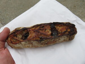 ドライストロベリーとホワイトチョコのバトン：パンやきどころRIKI