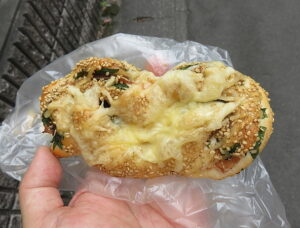 ごま香る大葉のハムロール：ライオンベーカリー