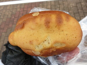 ゆず入り白あんぱん：パン工房モグモグ