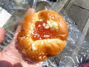あんずジャムパン：小麦の郷