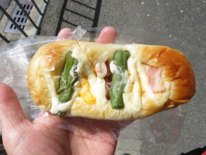 燻しベーコンとアスパラエッグ：小麦の郷