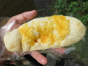 とろけるチーズのもちっとパン：小麦の郷