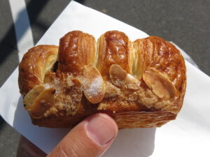 チョコレートとヘーゼルナッツのクロワッサン：進々堂