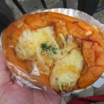 タンドリーチキンのトマトフォカッチャ：志津屋京阪三条店