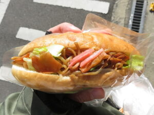 焼きそばドッグ：パン工房Fujii