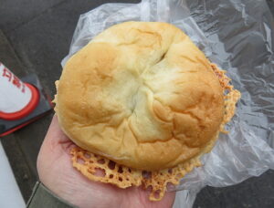 瀬戸内レモンの焼きカレーパン：ペンギンベーカリー