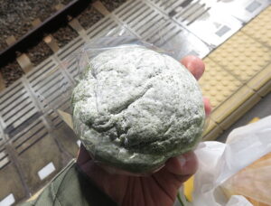 白玉入りよもぎあんぱん：パン工房こね家