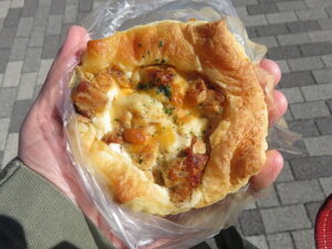 ごろごろチキンのグラタンデニッシュ：志津屋