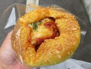 真っ赤なトマトと地鶏のチーズ焼きカレーパン：志津屋