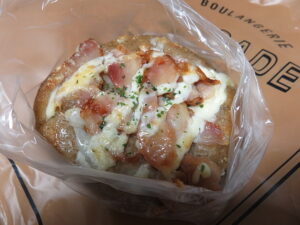 レモンハーブ鶏とトマトの玄米パン：cascade