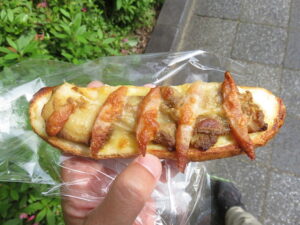 じゃがいもとカレーとソーセージのクロッティーヌ：進々堂