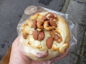 クルミとハチミツとクリームチーズ：BULL BREAD