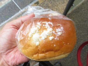 塩バニラクリームパン：阪急ベーカリー