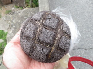 ブラックココアメロンパン：小嶋パン工房