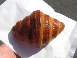 フランス産発酵バターのフレーキークロワッサン：BLUE TREE BAKERY