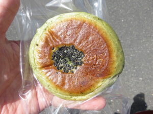 国産よもぎの粒あんパン：小麦の郷