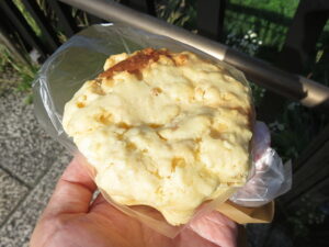 アーモンドナッツとマスカルポーネのメロンパン：cascade