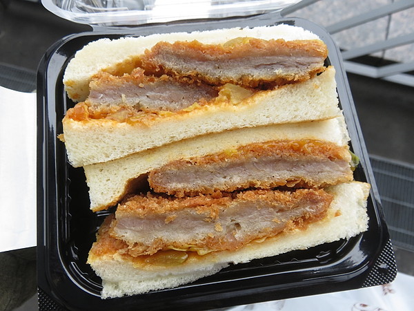 シャキシャキキャベツのカツカレーサンド:志津屋