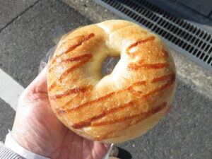 柚子こしょうとサラダチキンのベーグル：ベーカリーメイ