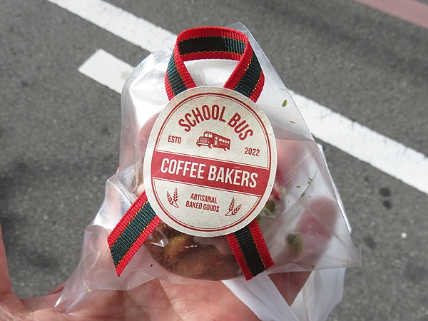 ピスタチオとラズベリーのクグロフ:SCHOOL BUS COFFEE BAKERS