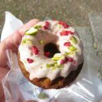 ピスタチオとラズベリーのクグロフ:SCHOOL BUS COFFEE BAKERS ピスタチオとラズベリーのクグロフ:SCHOOL BUS COFFEE BAKERS