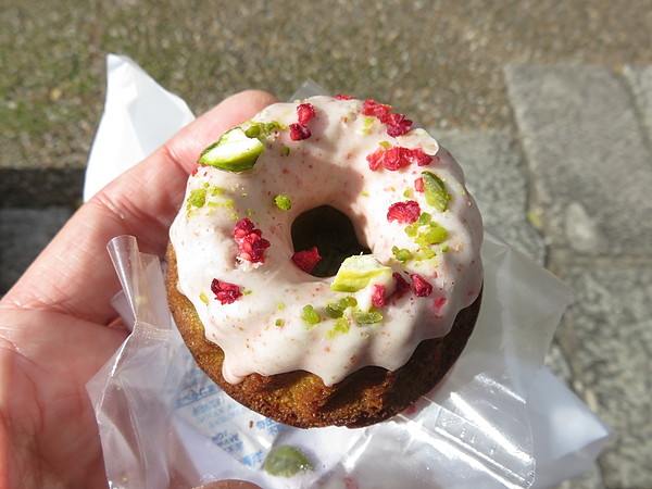 ピスタチオとラズベリーのクグロフ:SCHOOL BUS COFFEE BAKERS