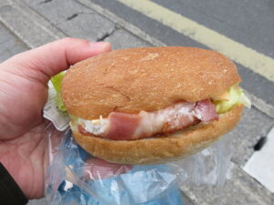 ベーコンエッグとチーズのベーグルサンド：アルピーヌ