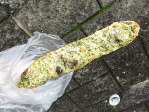 しめじのグラタンボート：ベーカリーレオノーラ