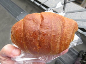 じゅわっとはちみつ風味バター塩パン：志津屋