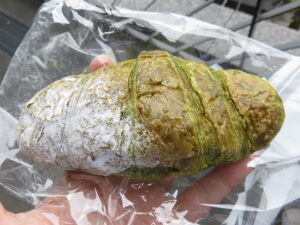 ホワイトチョコ抹茶クロワッサン：志津屋