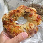 チーズとアーモンドのおつまみパン：ベーカリーウキ